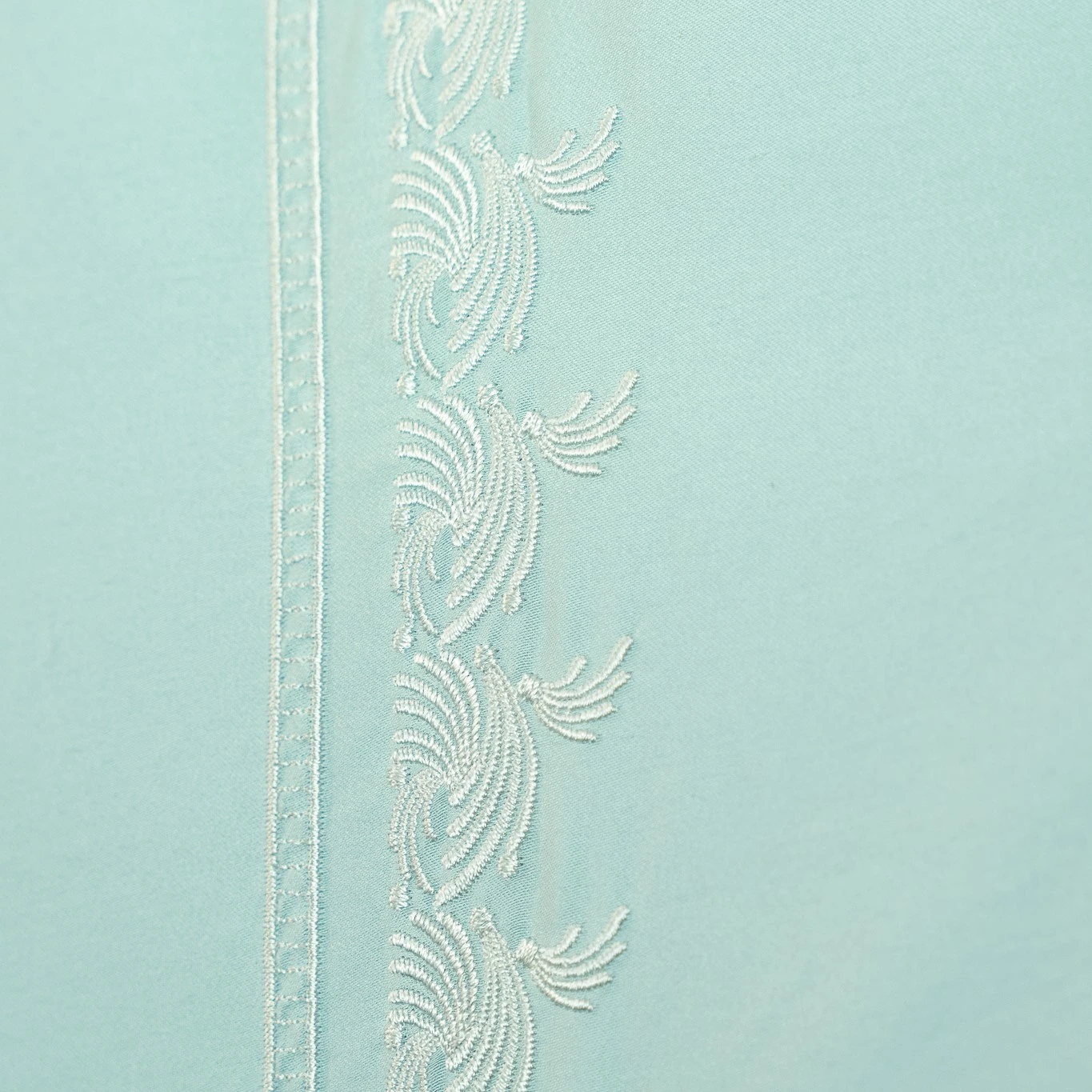 Tide - ESB27007 Tide - ESB27007 - cận cảnh hoạ tiết thêu sóng biển viền vỏ chăn trên nền xanh đại dương