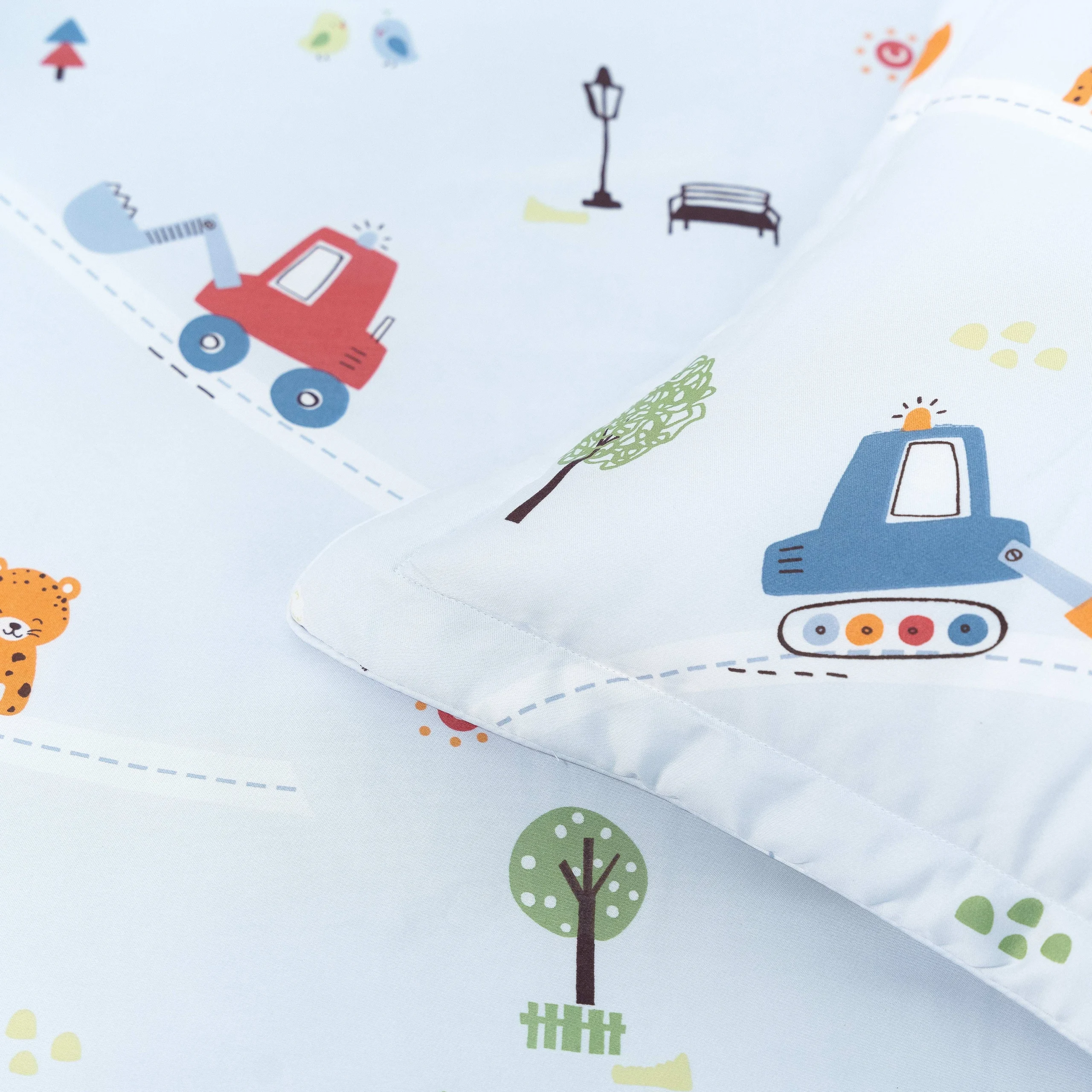 Track & Tail - CPM27202 Track & Tail - CPM27202 - cận cảnh xe cẩu, xe ủi đỏ và chú báo con giữa hàng cây