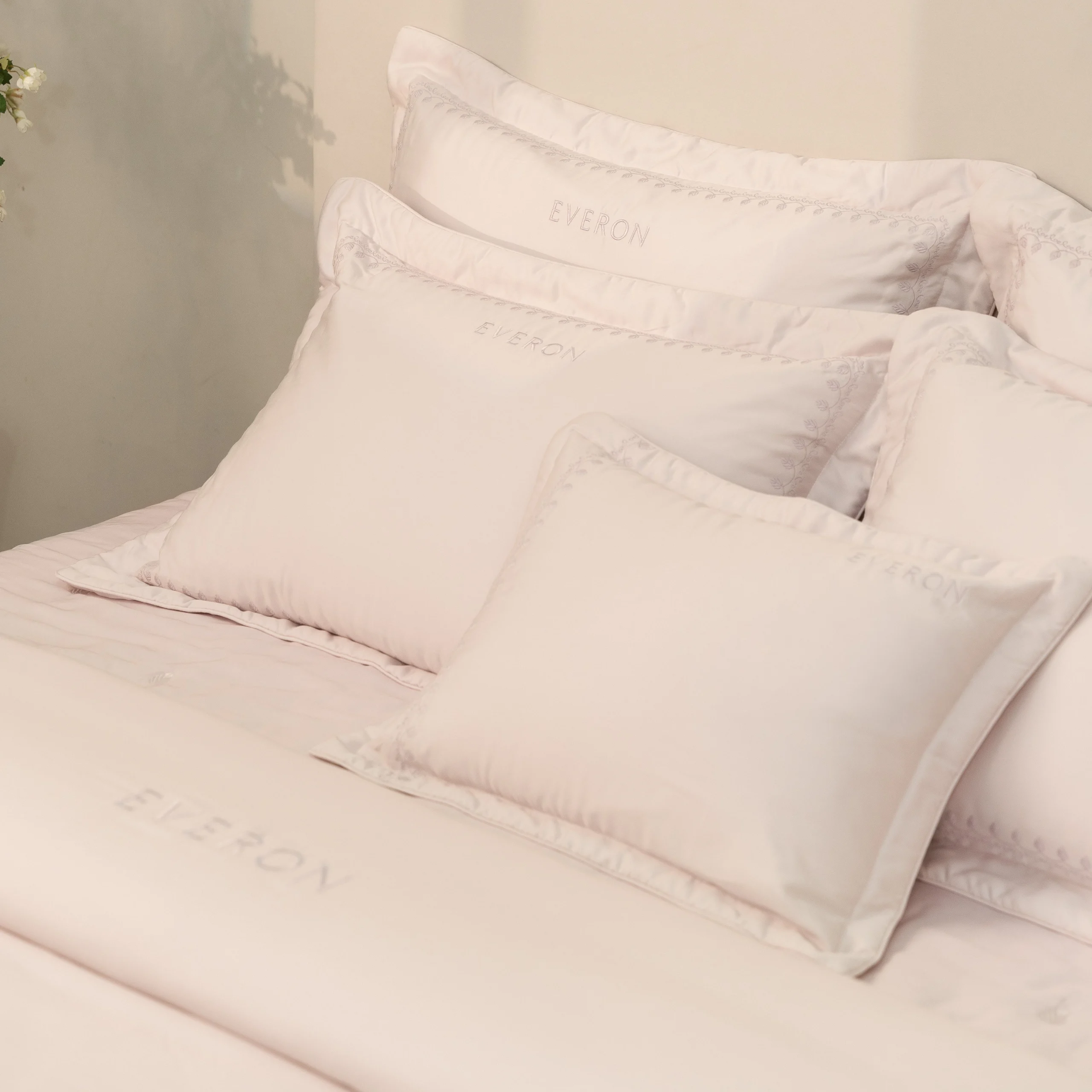 Broderie - ESTMC27003 Broderie - ESTMC27003 - cận cảnh viền ren thêu Broderie Anglaise trên vỏ gối